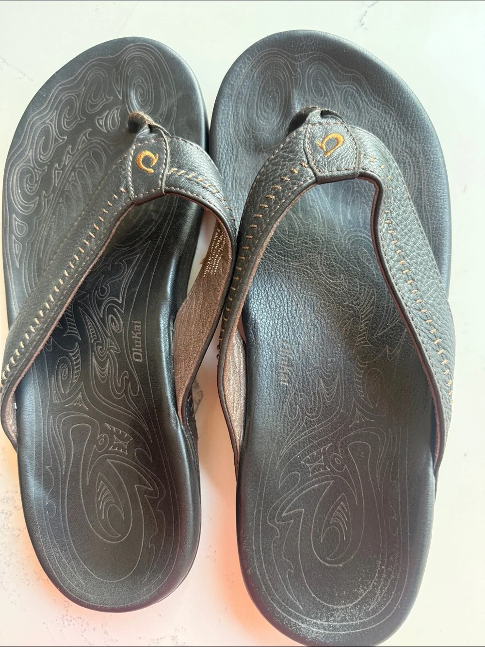 OluKai Men's Hiapo Leather flip-flops Sandals Black Whipstitching Moko Tattoo